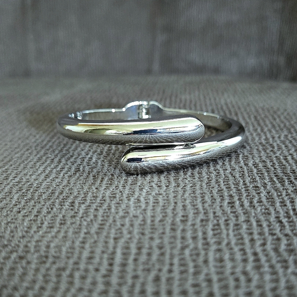 House🏠 of Harlow 1960 Silver🤍 Bypass Cuff Bracelet - NWT - Picture 3 of 16